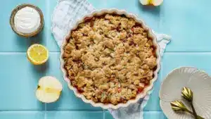 Apfel-Rhabarber-Crumble Rezept | Arla