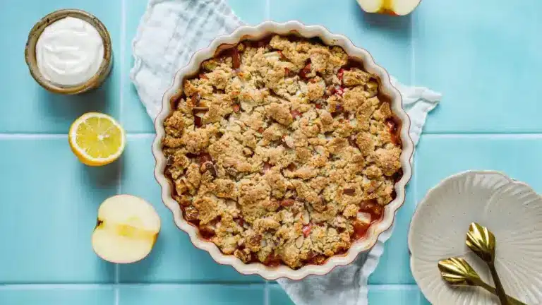 Apfel-Rhabarber-Crumble Rezept | Arla