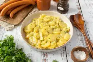 Bayrischer Kartoffelsalat mit Brühe, Senf & brauner Butter