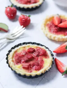 Blätterteig Pudding Törtchen mit Rhabarber Kompott – liveandlaughagain