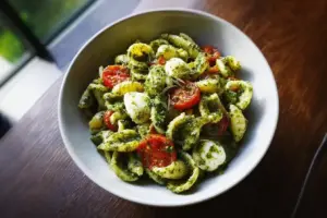Bärlauch-Pesto-Nudeln mit Kirschtomaten und Mozzarella