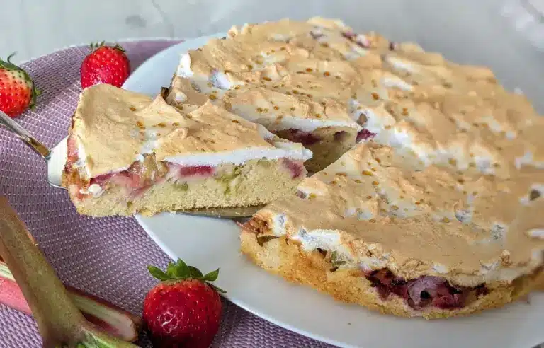 Einfacher Rhabarberkuchen mit Erdbeeren
