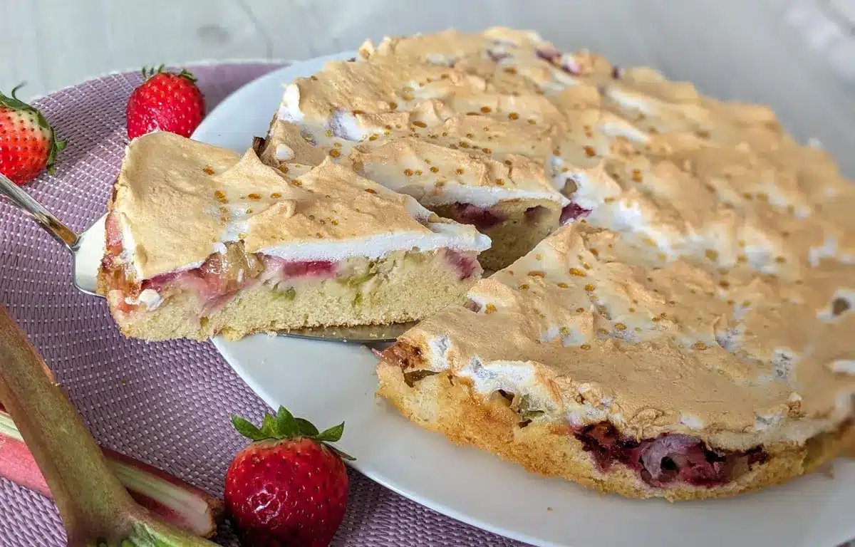 Einfacher Rhabarberkuchen mit Erdbeeren