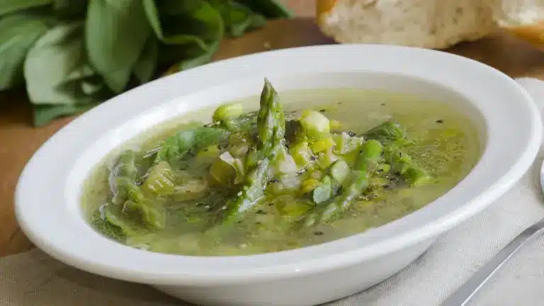 Erbsensuppe mit grünem Spargel