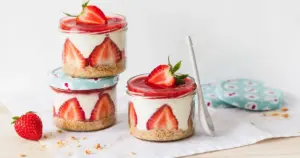 Erdbeer-Butterkeks-Dessert – einfaches Frühlings-Dessert im Glas | Die besten Backrezepte mit Gelinggarantie