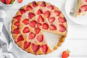 Erdbeer-Joghurt-Kuchen: schmeckt extra cremig und macht nur 15 Minuten Arbeit