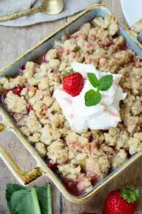 Erdbeer Rhabarber Crumble – Sheepy's Bakery