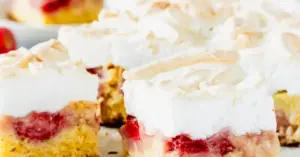 Erdbeer-Rhabarber-Kuchen mit Baiser | Simply Yummy