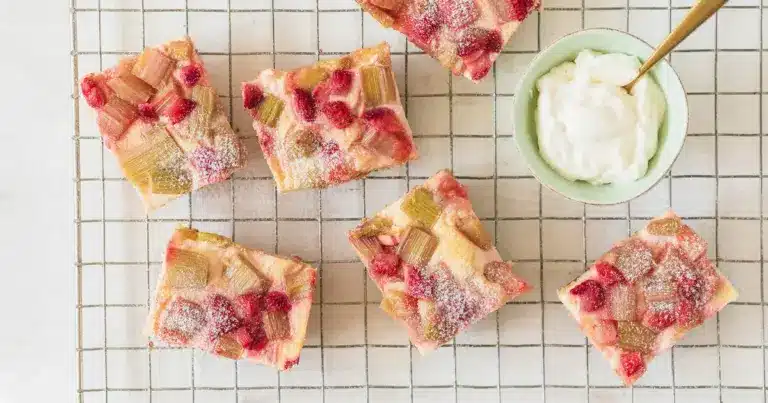 Erdbeer-Rhabarber-Kuchen mit Pudding – einfach & lecker | Die besten Backrezepte mit Gelinggarantie