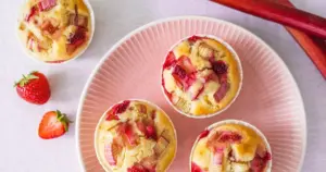 Saftige Erdbeer-Rhabarber Muffins | Die besten Backrezepte mit Gelinggarantie