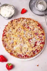 Erdbeer-Rhabarber-Tarte mit Streuseln – twopotatoes.de