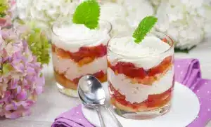 Erdbeer-Rhabarber-Tiramisu: Sommergefühle im Dessert-Glas