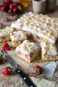 Rezept saftiger Erdbeer-Rhabarberkuchen vom Blech mit Baiser