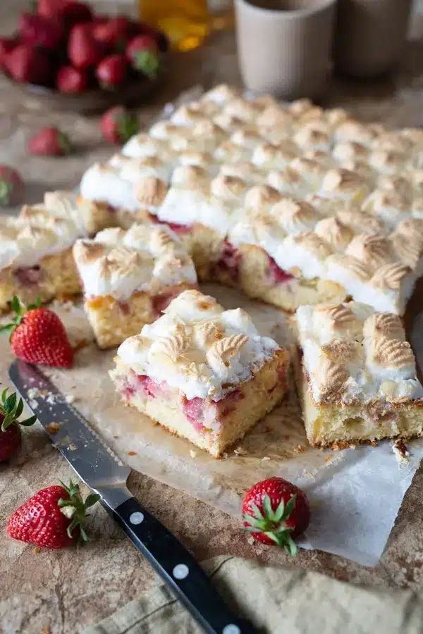 Rezept saftiger Erdbeer-Rhabarberkuchen vom Blech mit Baiser