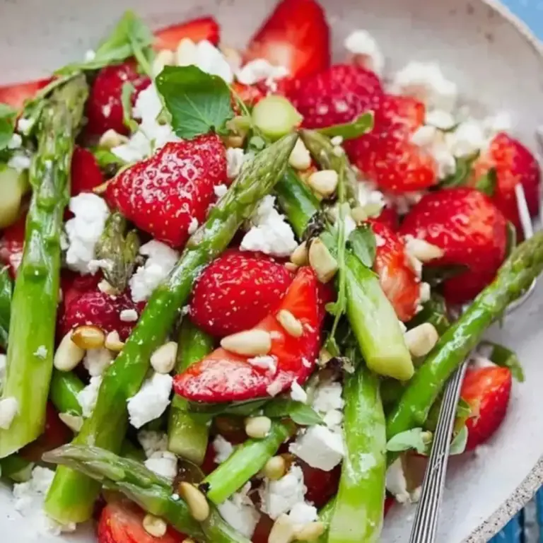 Erdbeer-Spargel-Salat mit Feta und Pinienkernen – Lecker und gesund – Kochkomplizin