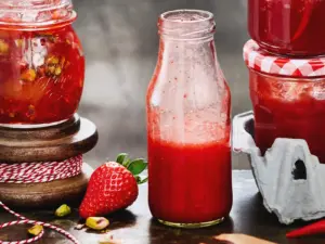 15 Minuten reichen – Turbo-Rezept für oberfruchtige Erdbeersoße wie aus der Eisdiele