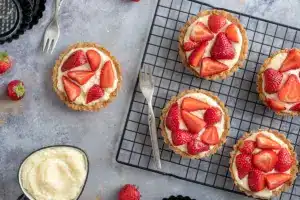 Einfache Erdbeertörtchen mit Vanillepudding-Creme