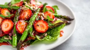 Feldsalat mit gebratenem Spargel und Erdbeer-Vinaigrette