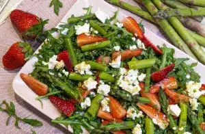 Frischer Spargelsalat mit Rucola, Erdbeeren und Feta