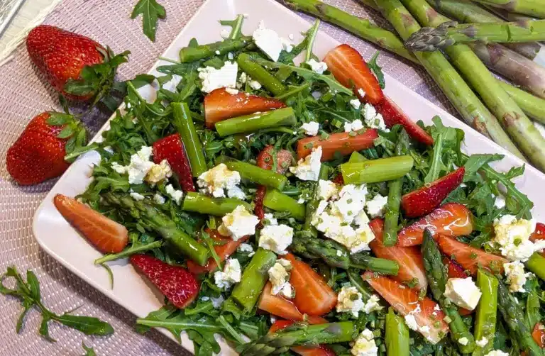Frischer Spargelsalat mit Rucola, Erdbeeren und Feta