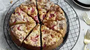 Fruchtiger Mandel-Rhabarberkuchen