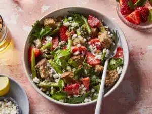 Frühlings-Brotsalat mit grünem Spargel und Erdbeeren | Rezept | Kitchen Stories