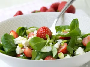 Frühlingssalat mit Erdbeeren und Feta – Rezept