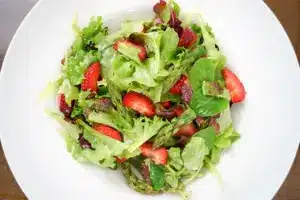 Frühlingssalat mit Erdbeeren und grünem Spargel | Elle Republic