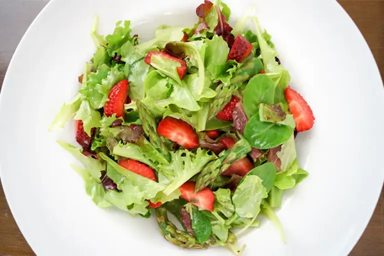 Frühlingssalat mit Erdbeeren und grünem Spargel | Elle Republic