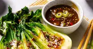 Gebratener Pak Choi mit Knoblauch-Sesam-Soße