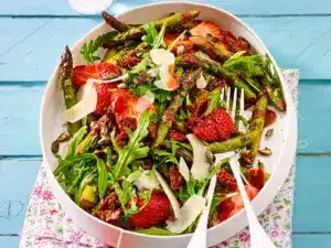 Grüner-Spargel-Erdbeer-Salat – das einfache Rezept