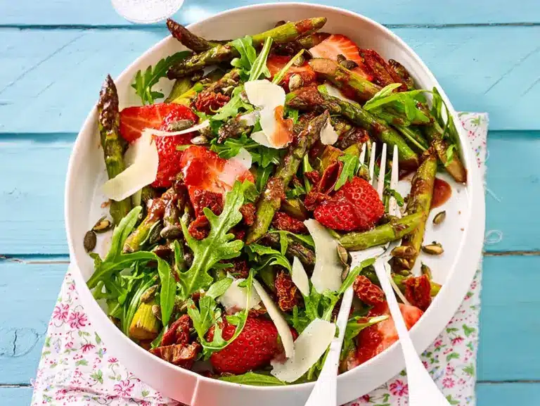 Grüner-Spargel-Erdbeer-Salat – das einfache Rezept