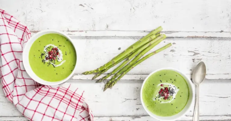 Grüne Spargelsuppe mit Granatapfelkernen: Schnellstes Low-Carb Gericht der Saison