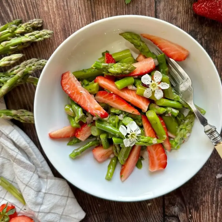 Grüner Spargel Salat mit Erdbeeren – Lecker & Einfach
