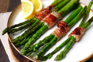 Grüner Spargel mit Bacon