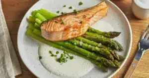Grüner Spargel mit Lachs