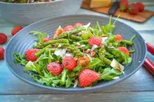 Grüner Spargelsalat mit Erdbeeren – Kochen aus Liebe