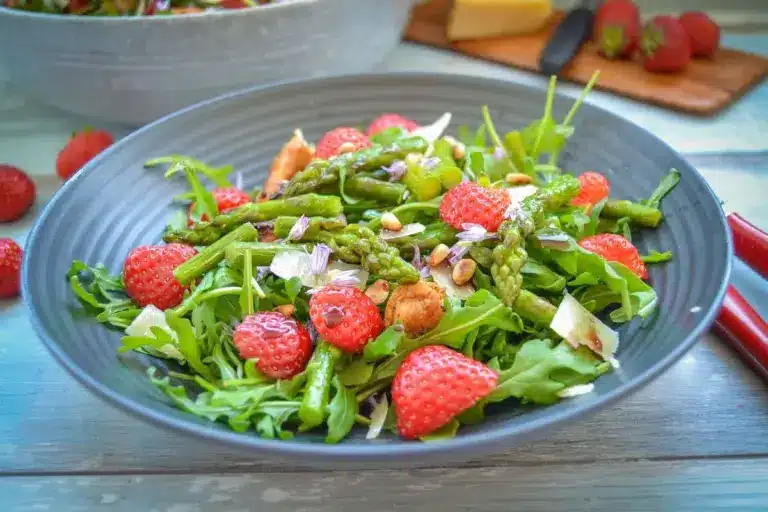 Grüner Spargelsalat mit Erdbeeren – Kochen aus Liebe