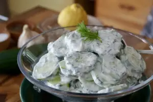 Best Cucumber Salad – Creamy! Crunchy! Garlicky!