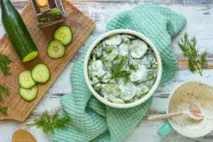 Gurkensalat mit Joghurt-Dressing