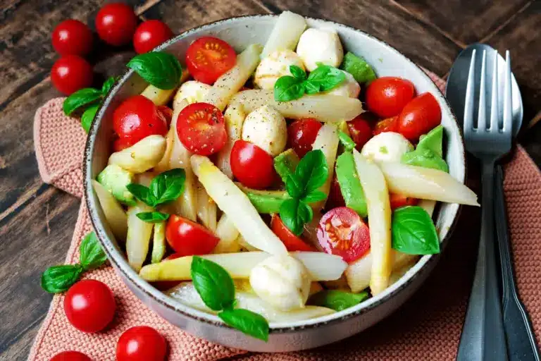 Italienischer Spargelsalat mit weißem Spargel und Avocado