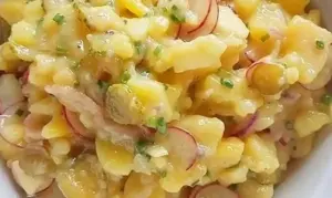 Deutscher Kartoffelsalat mit Radieschen und Paprika