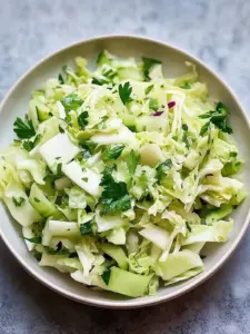 Klassischer Weißkrautsalat – Frisch, gesund und unwiderstehlich!