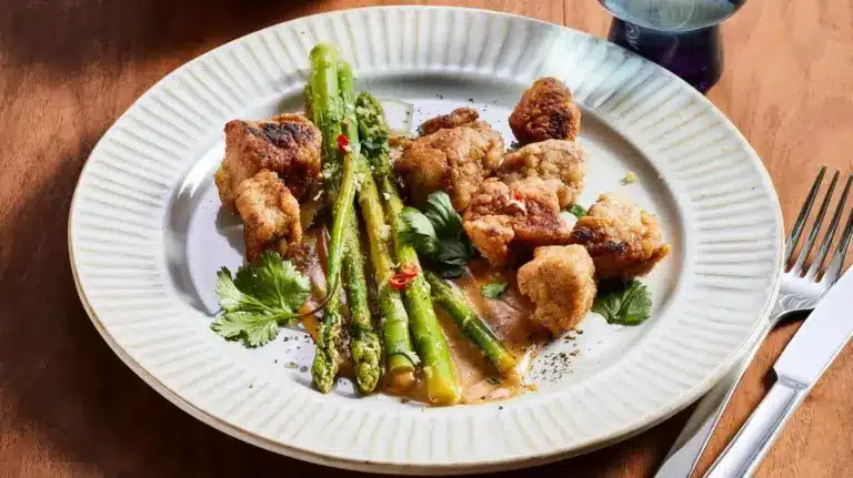 Knuspriges Schweinefleisch mit Miso-Hollandaise und grünem Spargel