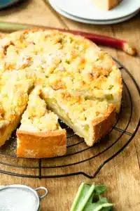 Omas Rhabarberkuchen mit Pudding und Streusel – Sheepy's Bakery