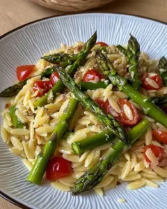 Orzo Pasta mit grünem Spargel