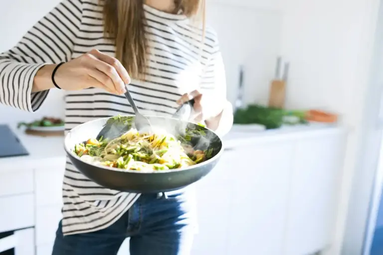 Leckeres Rezept für Pasta mit grünem Spargel: Alles aus einer Pfanne