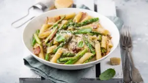 Penne mit Spargel und Schinken