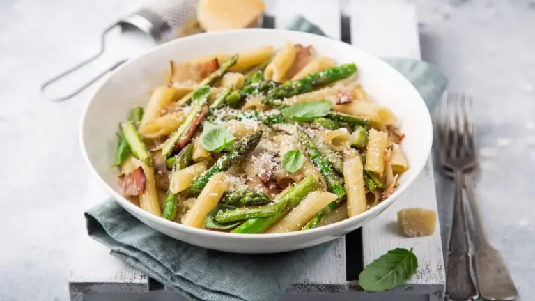 Penne mit Spargel und Schinken