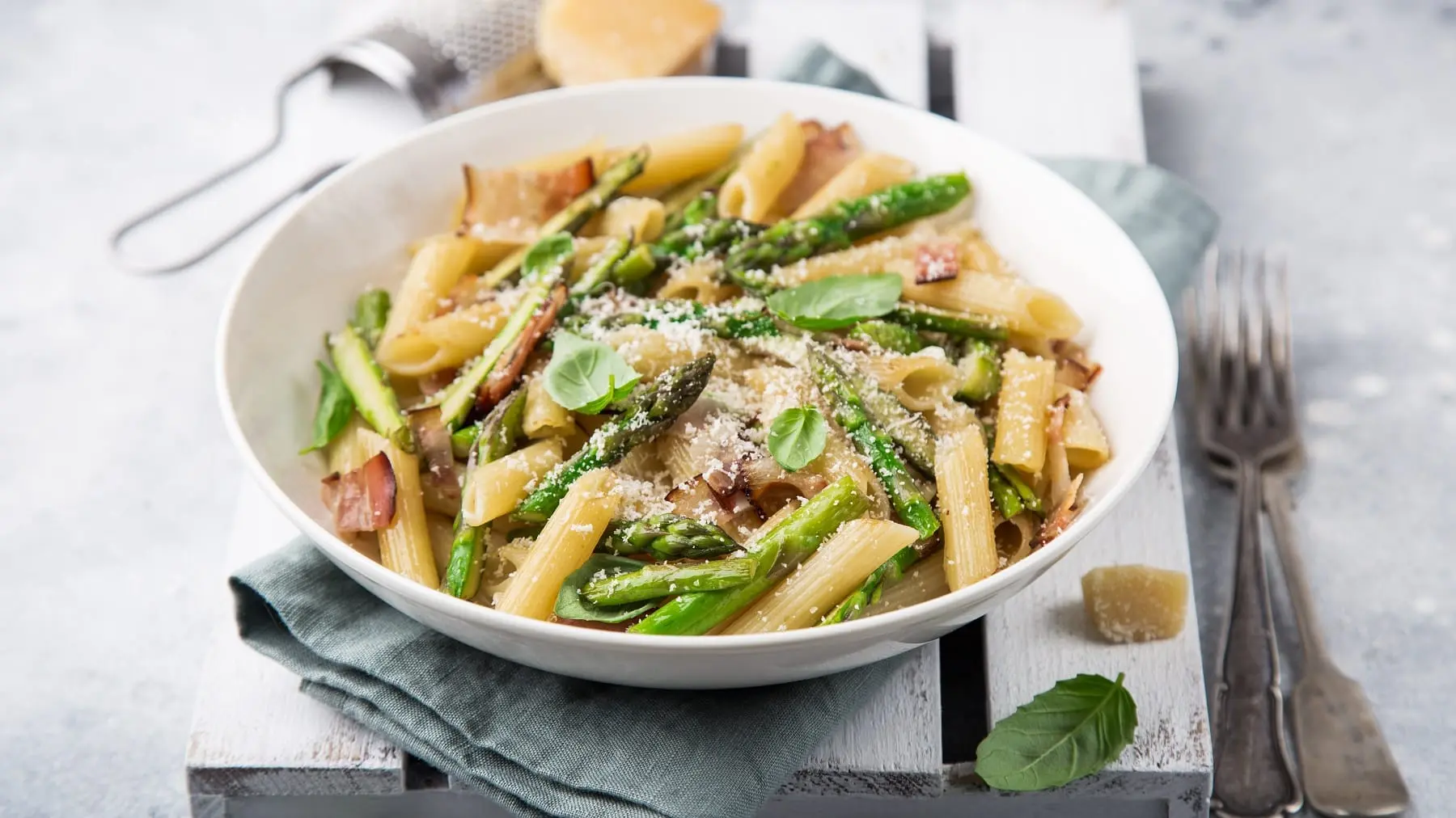 Penne mit Spargel und Schinken